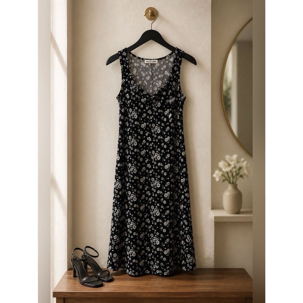 BLACK WITH WHITE DAISIES SLEEVELESS DRESS SIZEE SMALL BY WALLFLOWER